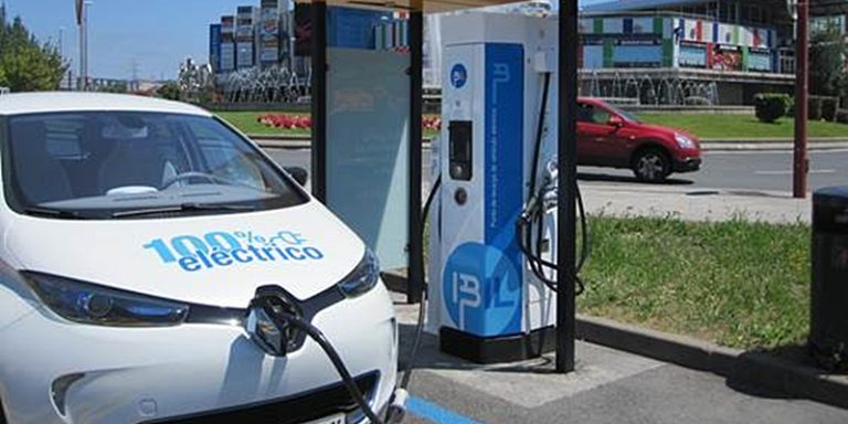 El proyecto E-Via Flex-E contempla la instalación de 14 puntos de recarga ultrarrápida en España, Italia y Francia que permitirán a los nuevos coches eléctricos recorrer largas distancias cargando sus baterías en minutos.