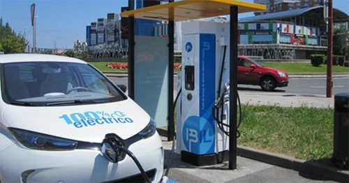 El proyecto E-Via Flex-E contempla la instalación de 14 puntos de recarga ultrarrápida en España, Italia y Francia que permitirán a los nuevos coches eléctricos recorrer largas distancias cargando sus baterías en minutos.