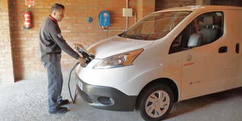 Schindler coloca puntos de recarga en sus instalaciones y en las viviendas de sus técnicos