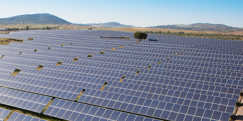 La futura central solar fotovoltaica que construirá Alten en Namibia inyectará a la red eléctrica del país energía para abastecer 70.000 hogares al año. Imagen: planta solar fotovoltaica en España.