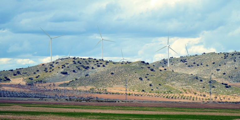 En total, Andalucía cuenta con 7.895 MW de potencia renovable instalada de los 47.921 MW de España. Destaca la capacidad eólica instalada.