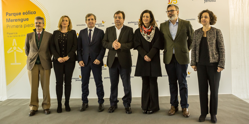 El presidente de la Junta de Extremadura, Guillermo Fernández Vara, entre otras autoridades regionales y locales, junto a representantes de Gas Natural Fenosa en el inicio de las obras del parque eóligo Merengue en Plasencia.