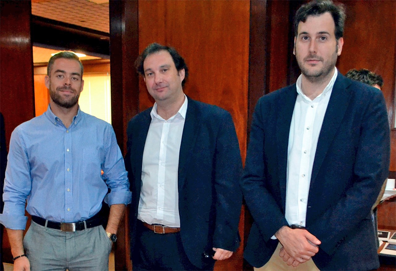 Los responsables de ABB Chile, Thomas Aldunate y Jorge Álvarez, presentaron sus servicios de redes inteligentes a Mariano Monedero, responsable de Engie Chile.