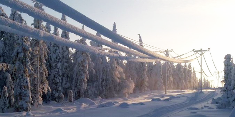 Cableado de red eléctrica cubierto de nieve en un paisaje de Finlandia. La red eléctrica de Finlandia está expuesta a muchos cambios en el clima y a temperaturas extremas, por lo que se han acometido mejoras para garantizar su fiabilidad.