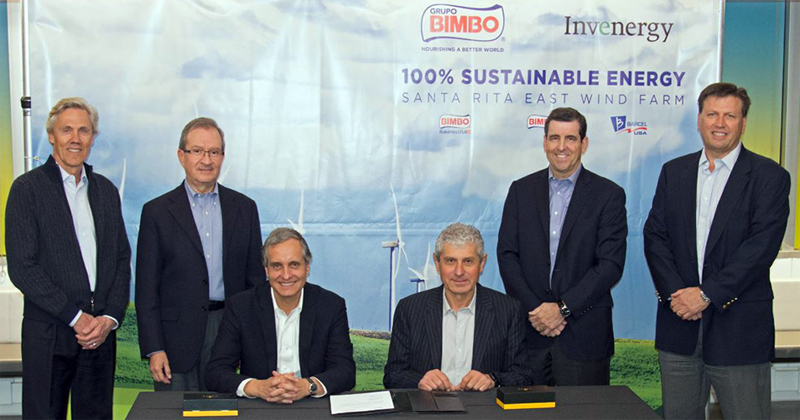 Firma del acuerdo entre representantes de Grupo Bimbo e Invenergy para la compra de energía virtual como parte de la iniciativa de convertirse en 100% renovable en sus operaciones en EE.UU. en 2020.