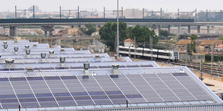 Instalación de paneles solares en las cubiertas de los talleres de Ferrocarriles de la Generalitat Valenciana.