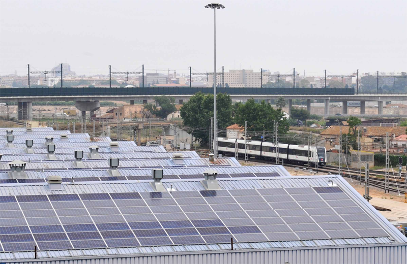 Instalación de paneles solares en las cubiertas de los talleres de Ferrocarriles de la Generalitat Valenciana.