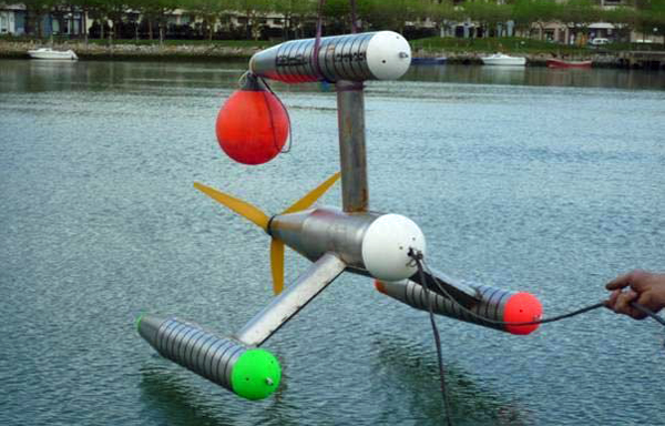 El dispositivo desarrollado por el Grupo de Investigación Tecnológico en Energías Renovables Marinas de la UPM se denomina Gesmey. En la imagen: Modelo a escala del dispositivo Gesmey en pruebas de mar. Fuente: UPM. 