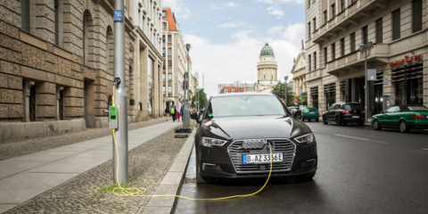 Las farolas urbanas se convierten en puntos de recarga para vehículos eléctricos
