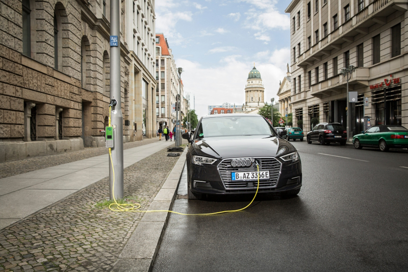 farola como punto de recarga para vehículo eléctrico