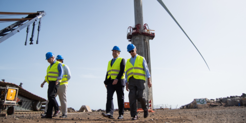 En marcha la instalación del primer aerogenerador de España sobre fondos marinos