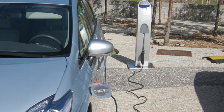Los 50 puntos de recarga se instalarán a lo largo de este mes de mayo en diferentes coches municipales de los servicios a los que se asignarán los vehículos eléctricos.