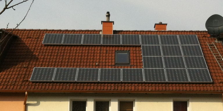 Sistema fotovoltaico sobre cubierta de vivienda unifamiliar.