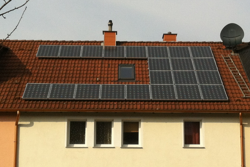 Sistema fotovoltaico sobre cubierta de vivienda unifamiliar. 