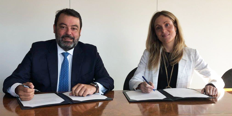 El presidente de Velatia, Javier Ormazabal, y la vicepresidenta del BEI, Emma Navarro, durante la firma del acuerdo por el que el Banco de Inversión Europeo otorga a la compañía un crédito para sus proyectos de I+D en redes eléctricas.