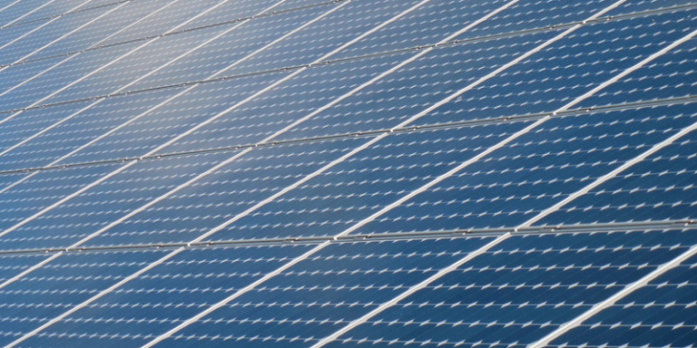 El resultado de la investigación ha permitido crear una celda solar híbrida de silicio y perovskita que hace más eficientes los paneles fotovoltaicos.