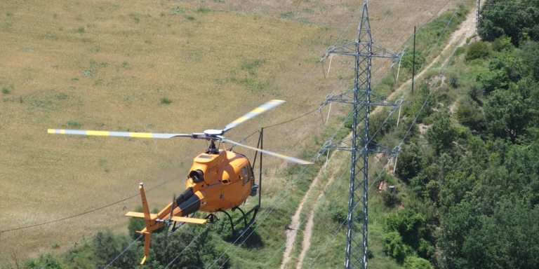 Helicóptero junto a red eléctrica