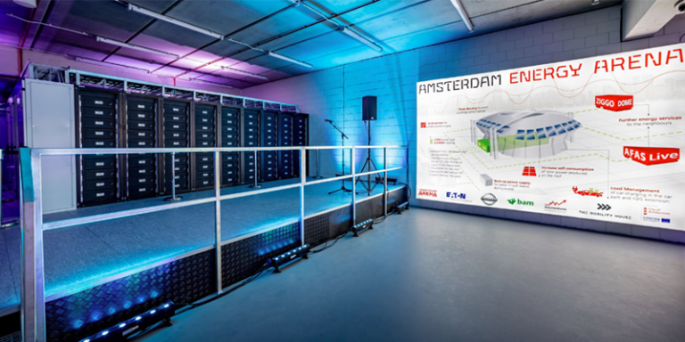 Sistema de almacenamiento de energía con baterías de Nissan para coches eléctricos instalado en el estadio Johan Cruyjff Arena de Ámsterdam.
