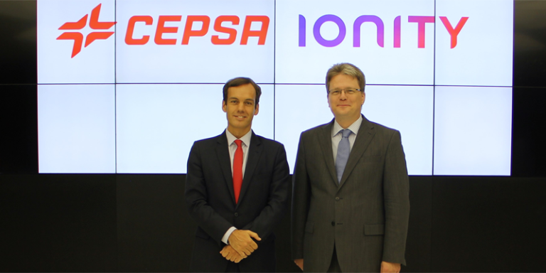 Héctor Perea, director de Estrategia y Desarrollo Corporativo de Cepsa y Marcus Groll, director general y director de Operaciones de Ionity, firmaron el acuerdo para instalar hasta100 puntos de recarga ultrarrápida en España y Portugal.