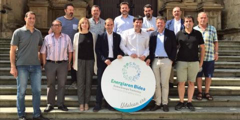 Los municipios comprometidos con la transición energética reciben un distintivo del Ente Vasco de la Energía