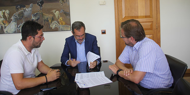 Firma del acuerdo entre el Cabildo de Fuerteventura y Suez.