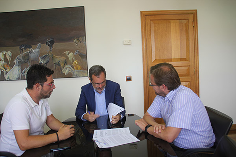 Firma del acuerdo entre el Cabildo de Fuerteventura y Suez. 