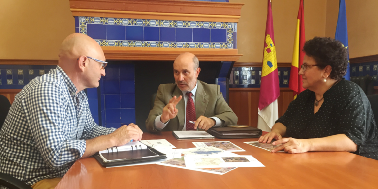 El director general de Industria, Energía y Minería del Gobierno de Castilla-La Mancha, José Luis Cabezas, ha confirmado al alcalde de la localidad ciudadrealeña de Corral de Calatrava, Andrés Cárdenas, la aprobación definitiva dela nueva planta fotovoltaica que se levantará en el municipio.