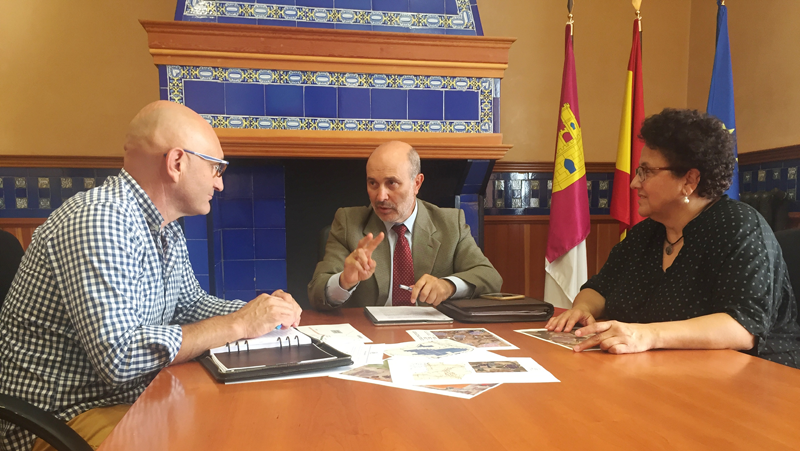  El director general de Industria, Energía y Minería del Gobierno de Castilla-La Mancha, José Luis Cabezas, ha confirmado al alcalde de la localidad ciudadrealeña de Corral de Calatrava, Andrés Cárdenas, la aprobación definitiva dela nueva planta fotovoltaica que se levantará en el municipio.