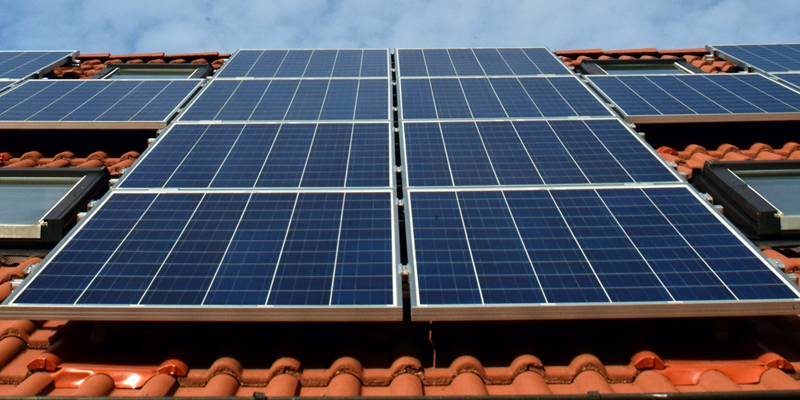 Paneles de energía solar fotovoltaica sobre la cubierta de un edificio residencial. 