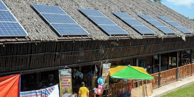 Puestos comerciales con paneles fotovoltaicos en zona rural.