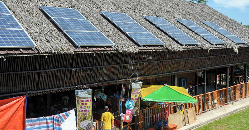 Puestos comerciales con paneles fotovoltaicos en zona rural. 