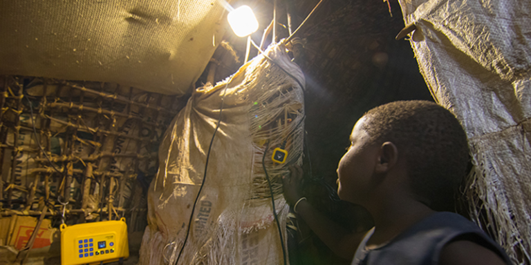 Los sistemas de iluminación que se ofrecerán a las comunidades rurales de Zambia son de pago por uso y cuentan con inteligencia artificial para monitorizar las condiciones climáticas y aprender los patrones de uso de los clientes.