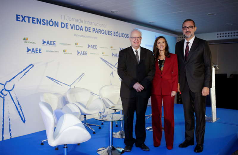 Inauguración de la III Jornada Internacional sobre Extensión de Vida de Parques Eólicos de AEE. De izquierda a derecha, Galo Gutiérrez, Director General de Industria y PYME; Rocío Sicre, Presidenta de AEE; y Juan Virgilio Márquez, Director General de AEE. Foto: Javier Carbajal. 