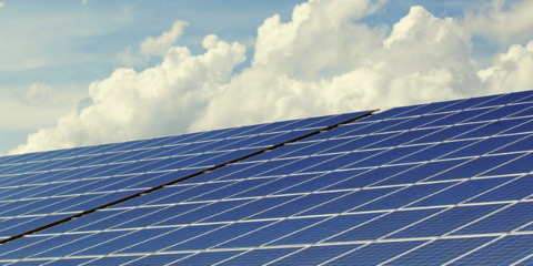 El Congreso respalda el Real Decreto que elimina el «impuesto al sol» y amplía el bono social eléctrico
