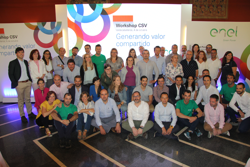 Participantes en la sesión de trabajo celebrada en Guadalupe, donde Endesa presentó su Plan a los alcaldes y agentes sociales de Logrosán, Casas de Don Pedro y Talarrubia. 