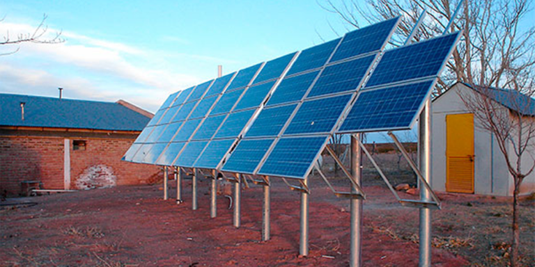 Instalación fotovoltaica en una zona rural.