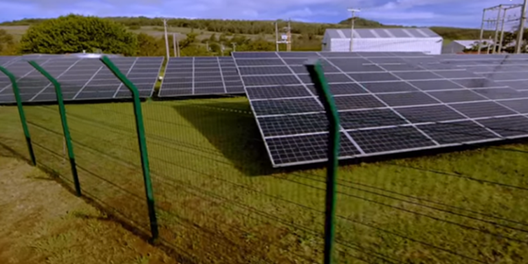 Planta fotovoltaica donada por Acciona a la Isla de Pascua.