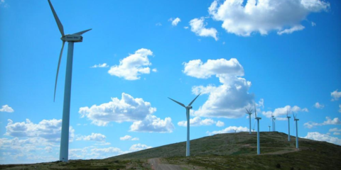 La AEE asegura que el precio del mercado eléctrico se redujo en octubre un 8,7% gracias a la contribución de la eólica