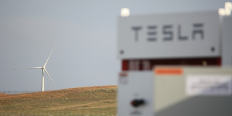 Parque eólico de BP Wind Energy con batería Tesla.