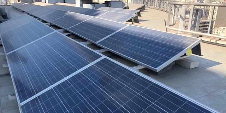 Paneles fotovoltaicos para autoconsumo sobre cubierta de un edificio en Chile.
