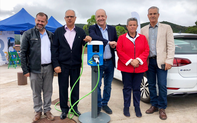 Punto de carga para vehículos eléctricos en La Gomera, donde se desarrollará una red de estas infraestructuras, entre otras medidas para fomentar la compra y uso de vehículos eléctricos.