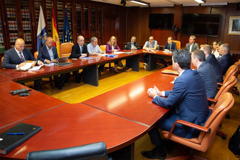 Encuentro de Pedro Ortega con representantes del sector eólico en Canarias. 