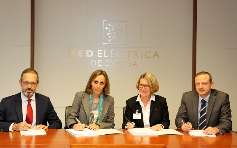 Firma del contrato de fabricación e instalación del cable de interconexión entre Mallorca y Menorca. 