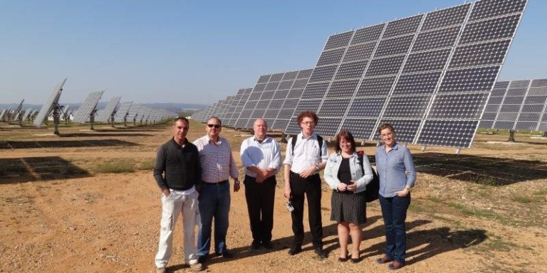 Investigadores de la UCO posan junto a paneles fotovoltaicos.