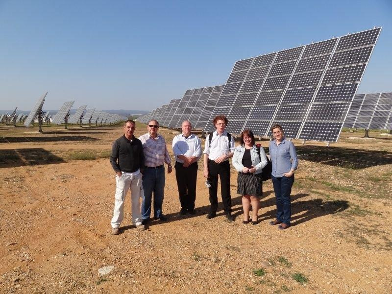 Investigadores de la UCO posan junto a paneles fotovoltaicos. 