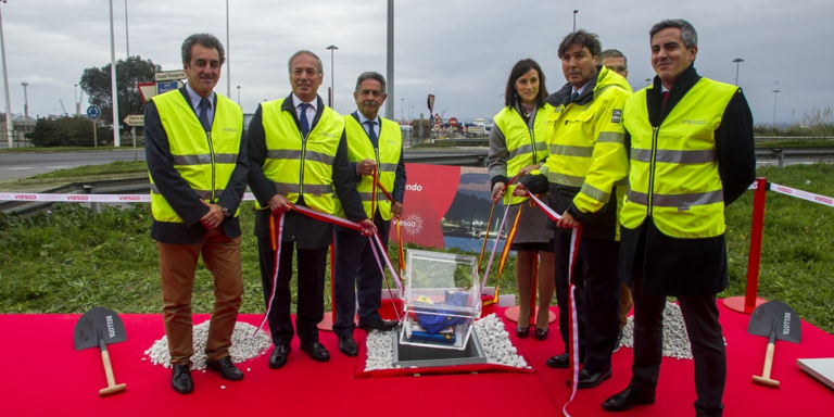 Instantánea del acto de colocación de la primera piedra de la subestación eléctrica que Viesgo va a construir en el puerto de Santander.