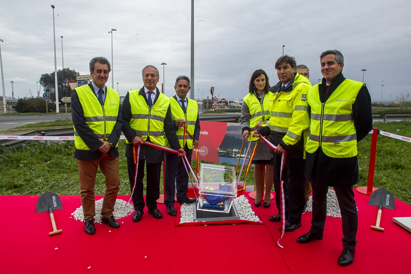 Instantánea del acto de colocación de la primera piedra de la subestación eléctrica que Viesgo va a construir en el puerto de Santander. 