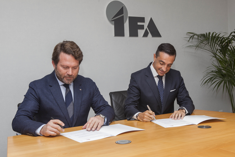 Firma del acuerdo entre Nissan y Grupo IFA. 