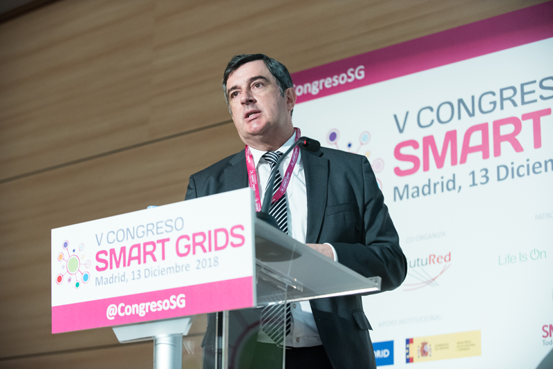 Alberto Amores, Deloitte, impartiendo la Conferencia Magistral del V Congreso Smart Grids. 