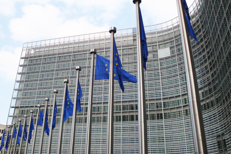Comisión Europea. Banderas Unión Europea. 